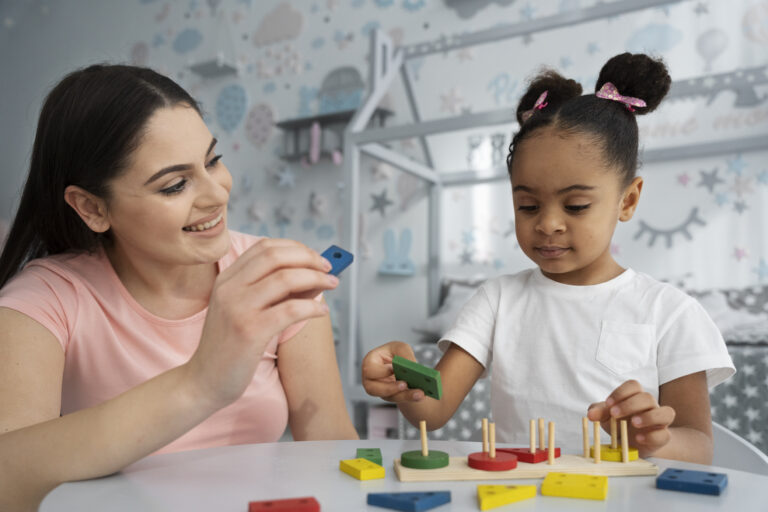 Cuidadora acompanhando uma criança em atividade educativa, representando o curso Cuidador Infantil do Instituto Aprimore.